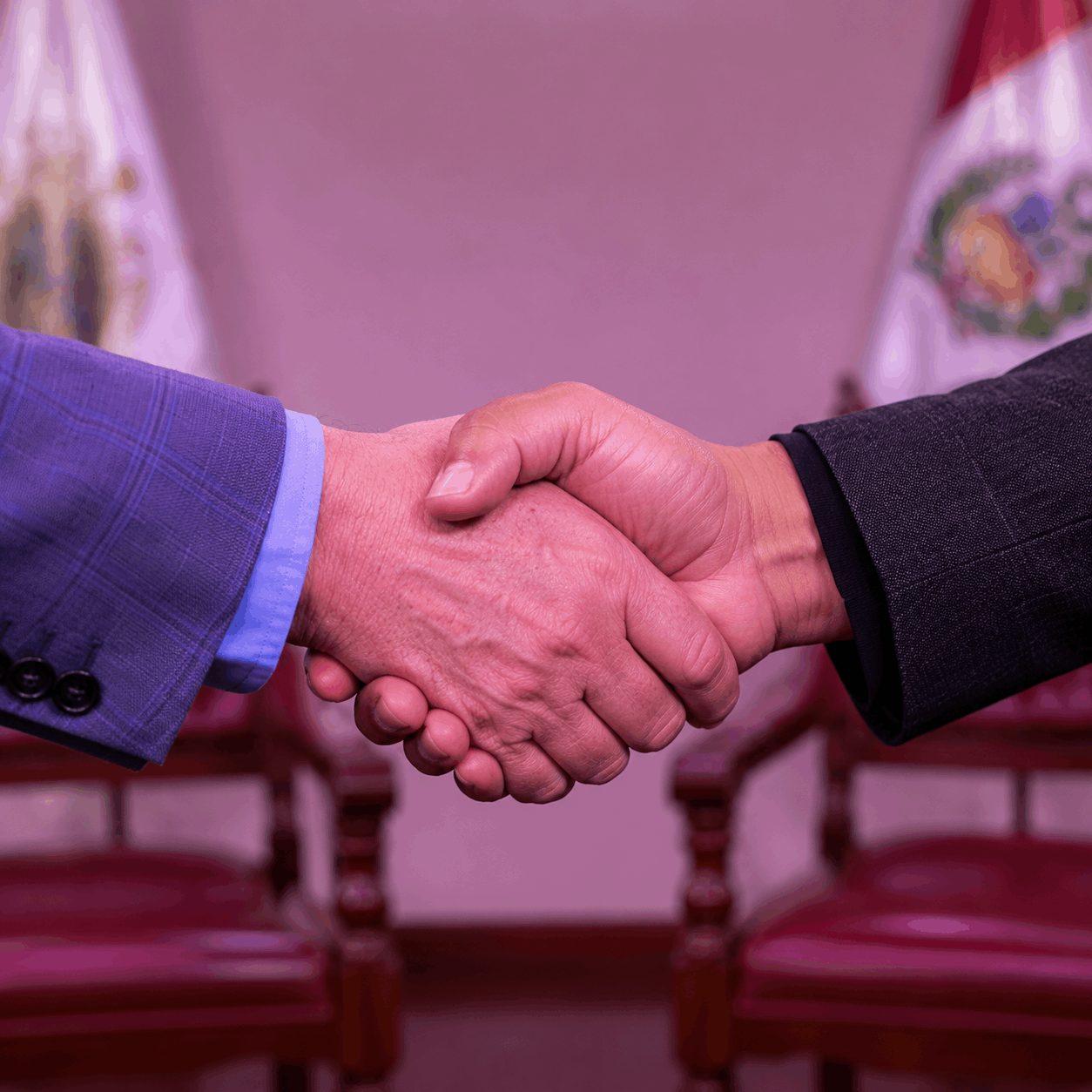 Detalle de un saludo de mano en un set preparado para una conversación grabada